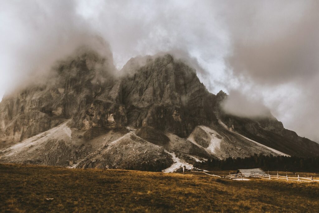 Un viaggio tra miti e leggende italiane per un Halloween indimenticabile: dalle montagne del Trentino alle paludi siciliane, alla scoperta delle creature fantastiche che popolano il nostro Paese