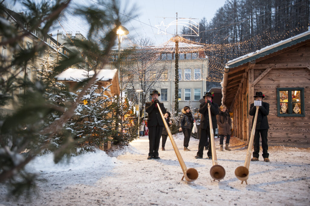 Un viaggio tra luci, profumi e tradizioni: vivi la magia del Natale con i tuoi bambini a Brunico